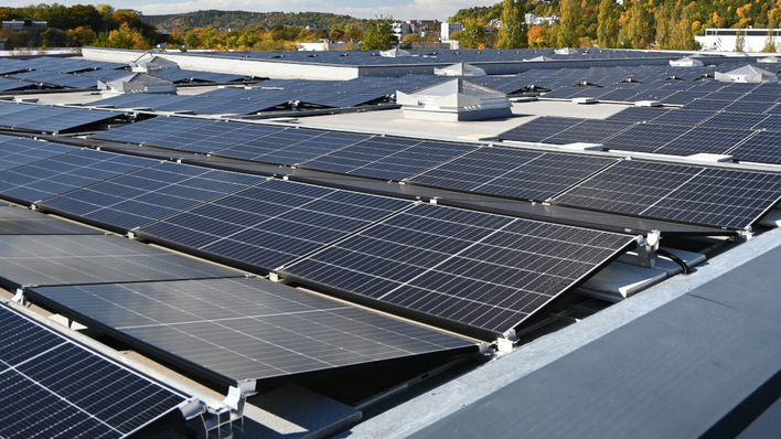 Über 33.000 Quadratmeter Dachfläche werden die Installateure in Bad Oyenhausen mit Solarmodulen belegen.
