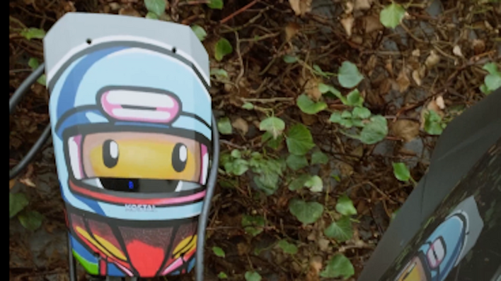 Jetzt versorgt die lustige Wallbox die Autos der Mitarbeiterinnen und Mitarbeiter des Verlags.