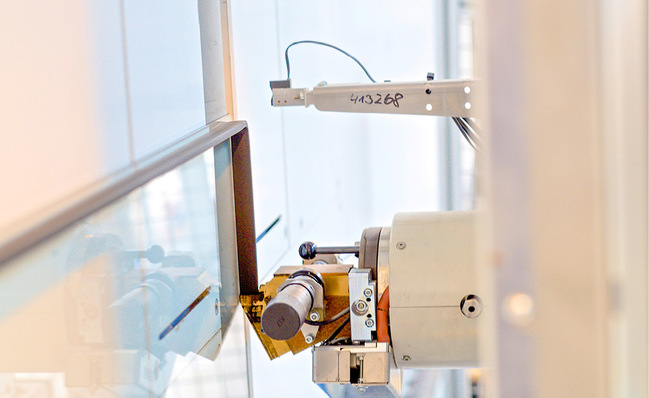 Der reaktive TPS‑Abstandhalter Ködispace 4SG ersetzt vollautomatisch Abstandhalter, Trockenmittel und Primärversiegelung herkömmlicher Systeme durch nur einen Dichtstoff.