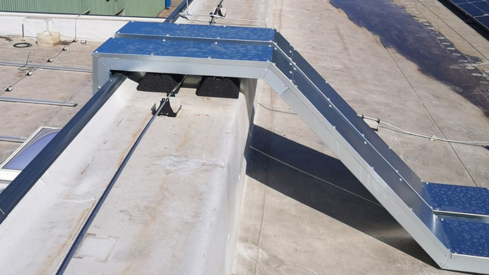 Eine Installation des Allwetterkanal auf dem Dach.