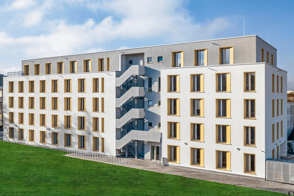 Der nachhaltige Büroneubau in München-Gräfelfing setzt auf eine wärmetechnisch optimierte Gebäudehülle und intelligente Innenraumgestaltung statt herkömmlicher Heiz- und Klimaanlagen.