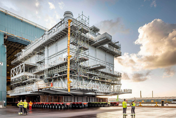Umspannstation für polnische Windparks Baltyk 2 und 3 in der niederländischen Werft Vlissingen von Smulders. Hier rollte der belgisch-französische Zulieferer im September auch die Trafostation OSS Darß für Gennaker in der Ostsee aus der Halle. Rubrikaufmacher S.14: OSS Jasmund von Smulders