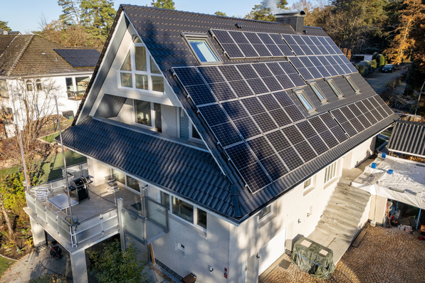 Das energieautarke Einfamilienhaus im niedersächsischen Maschen versorgt sich mit Strom und Wärme aus PVT-Kollektoren.