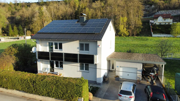 Der Eigenverbrauch ist zwar das gängige Modell bei Anlagen auf Einfamilienhäusern. Der Zwang zur Direktvermarktung könnte diesen weiter nach oben treiben – etwa durch die verstärkte Nutzung für Wärme. Doch ganz ohne Überschussstrom wird es kaum gehen.