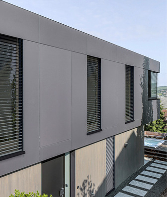 Das Laibungsmodul von Warema und Gutmann vereint Sonnenschutz, Absturzsicherung und Insektenschutz in einem montagefreundlichen System – für eine sichere Planung auf der Baustelle.