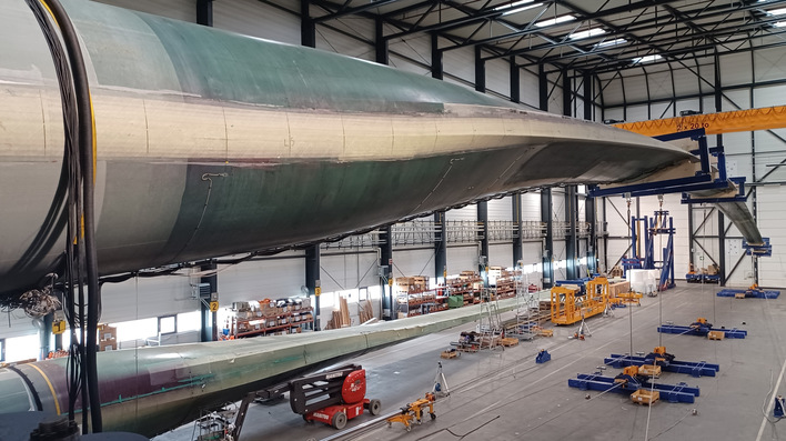 Aus Deutschland bereits abgewanderte Wertschöpfung: Die Produktion von Rotorblättern wie hier bei Nordex. Zu sehen ist ein  Blatttest für die Anlage N175