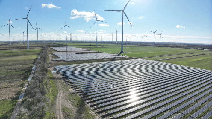 Die Kombination von Windkraft und Photovoltaik sorgt für eine effiziente Nutzung des Netzanschlusses.