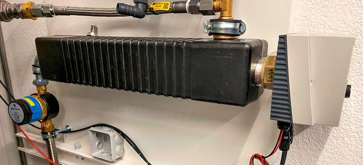 DC-Einbindung von Sonnenstrom mit kleinem Wasserspeicher an der Wand montiert.