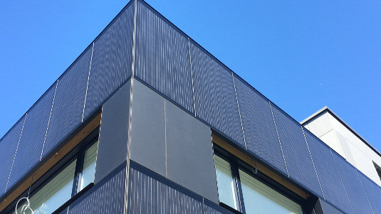 Solarmodule in Fassaden müssen besondere Anforderungen an den Brandschutz erfüllen. In Deutschland ist man mit neuen Eckpunkten auf dem Weg hin zu einer Standardisierung der Brandtests.