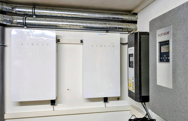 Der Vorteil bei der Nachrüstung des Atmoce-Speichers auf der AC-Seite ist: Der alte Wechselrichter kann hängen bleiben.