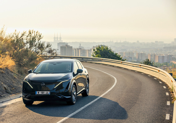 In sonnigen Städten wie in Spanien können die E-Autos während der Fahrt aufladen.