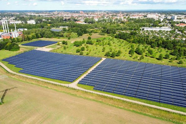 Die Stadtwerke Greifswald setzen auf Solarthermie, um ihre Kundinnen und Kunden mit umweltfreundlicher Fernwärme versorgen zu können.