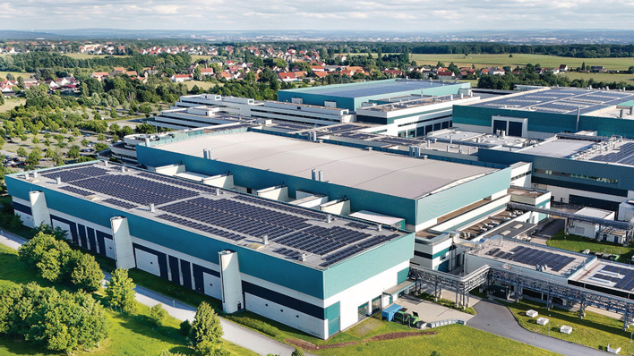 Die moderne Chipfabrik erzeugt im Jahr mehr als fünf Gigawattstunden Sonnenstrom - und verbraucht sie selbst.