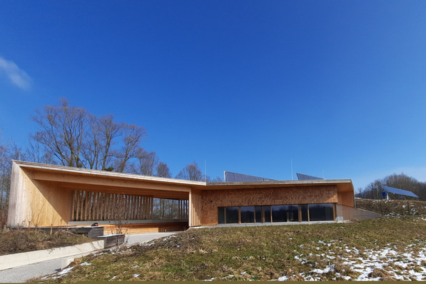 Autark versorgtes Ausbildungsgebäude in den Salzachauen. Kernstück für die Wärmespeicherung und -verteilung sind die Beton-Bodenplatte sowie die Vollholzdecke – beide thermisch aktiviert.