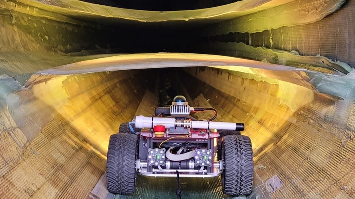 Der Roboter im Innenraum eines Rotorblatts. Mit seinen hochentwickelten Sensorsystemen kann er beginnende Schäden besonders frühzeitig erkennen.