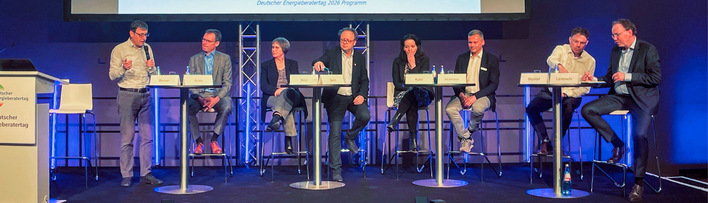 Auf dem Podium diskutierten Jens Acker (BMWE), Jutta Maria Betz (DEN), Stefan Bolln (GIH), Tim Hofmann (S Kreditpartner), Beatrice Kuhn (dena) und Dirk Markfort (KfW). GEB-Chefredakteur Joachim Berner (links) und Tagungsleiter Klaus Lambrecht (rechts) moderierten den Austausch.