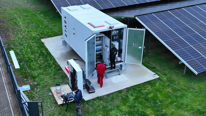 Der Speicher wurde im Container ans Modulfeld gestellt.
