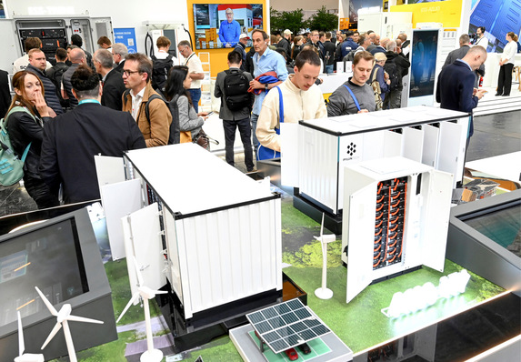 Großspeicher entlasten die Netzanschlüsse von Windparks und Solarparks  –  und ermöglichen neue Erlösmodelle.