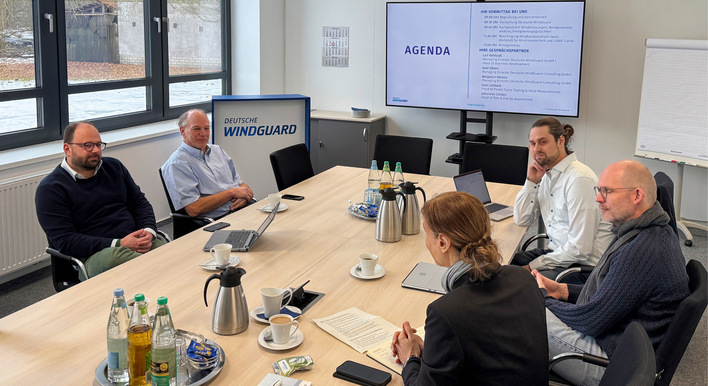 Experten von Deutsche Windguard am Hauptsitz in Varel im Gespräch mit ERNEUERBARE-ENERGIEN-Chefredakteurin