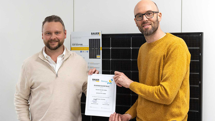Andreas Bauer (links) und Steffen Binzel (Densys PV5) besiegeln die neue Kooperation.