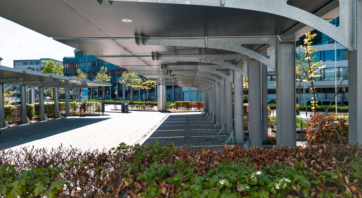 Die Carports von UV Energy stehen auf einem Fuß, der direkt in der Oberfläche verankert wird – ohne aufwendige Betonfundamente.