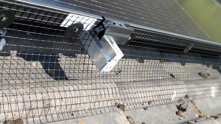 Smart: Die Befestigung erfolgt mechanisch – ganz ohne Bohrungen.