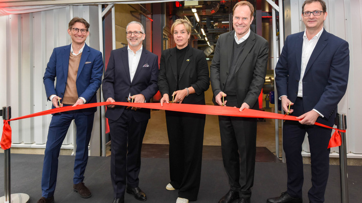 Daniel Kleine (Henkel-Standortleiter), Carsten Knobel (Henkel CEO), NRW-Wirtschaftsministerin Mona Neubaur, Oberbürgermeister Stephan Keller und Stadtwerke-Chef Julien Mounier  (v.l.) bei der Eröffnung der Energiezentrale