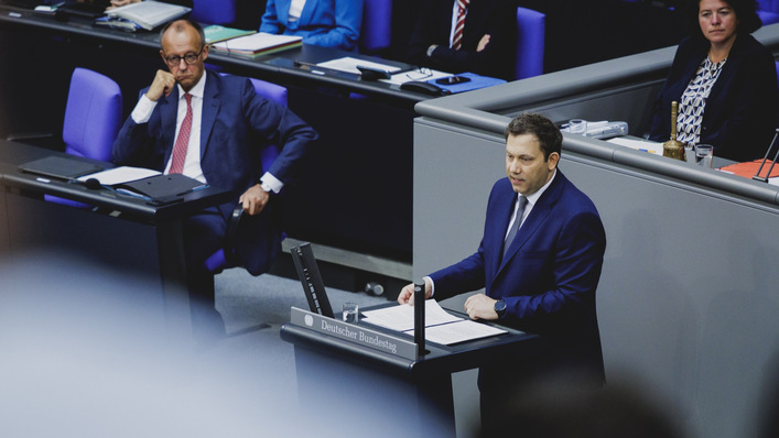 Bundesfinanzminister Lars Klingbeil und Bundeskanzler Friedrich Merz im Bundestag im Juli 2025