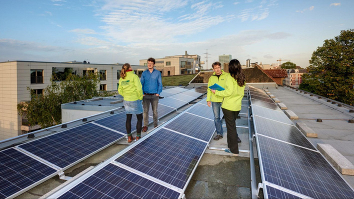 Experten von Green Planet Energy begutachten eine Mieterstromanlage, die künftig über die Solarize-Plattform abgerechnet wird.