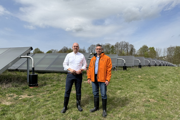 Jens Meier (links), Geschäftsführer der Stadtwerke Lübeck, und Fernwärme-Leiter Björn Ruschepaul stellen den Solarthermiepark vor, der zur Dekarbonisierung der Fernwärmeversorgung beiträgt.