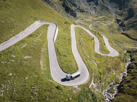 Nächste Generation Brennstoffzellen-Lkw: Beim Sommer-Test in den Alpen gab es auch steile Anstiege.