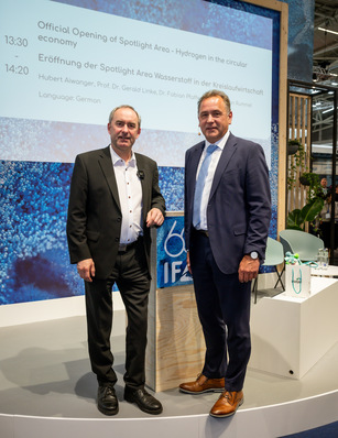 Der bayerische Wirtschaftsminister Hubert Aiwanger und der DVGW-Vorstandsvorsitzende Prof. Dr. Gerald Linke auf der Spotlight Area im Rahmen der IFAT Munich 2026.