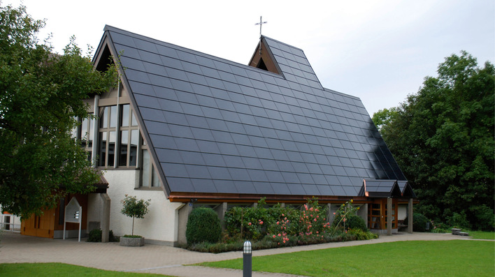 Klar strukturierte Modulfelder: Mit Indachanlagen wie Solrif lassen sich ästhetisch hochwertige Solardächer errichten.