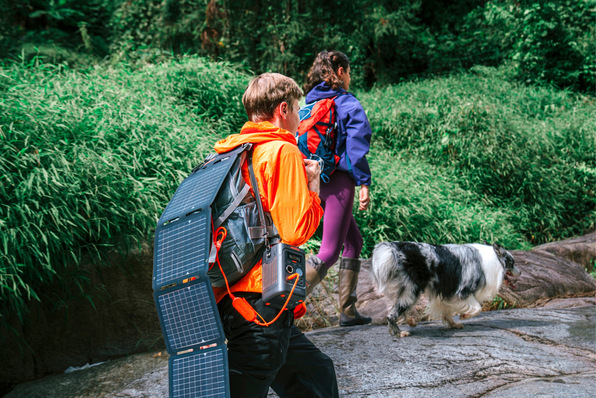 Das Klappmodul am Rucksack verwandelt jede Sonnenstunde in Navigations-Kilometer.