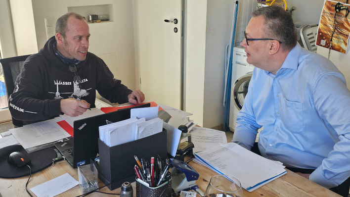 Ronny Walta und David Muggli (rechts) besprechen das Ende der Zettelwirtschaft.