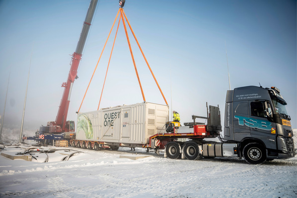 Lieferung von einem der vier Elektrolyseure mit jeweils einem Megawatt Leistung.
