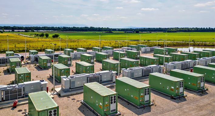Für Großspeicher gelten in Österreich zukünftig definierte Abstände zwischen den Batterien. Dadurch soll im Brandfall ein Überschlagen verhindert werden.