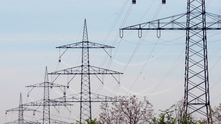 Akteure aus der Energiewirtschaft sprechen sich für eine konsequente Umsetzung des Freileitungsvorrangs beim Bau neuer Gleichstromleitungen aus.