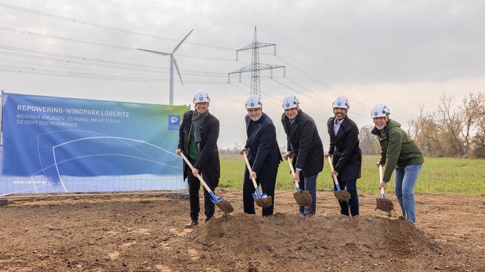 Symbolischer Spatenstich für den Repowering-Windpark Löberitz im Landkreis Anhalt-Bitterfeld: Vertreter aus Politik und Wirtschaft geben gemeinsam den Startschuss für den Bau des Projekts. Auf dem Bild v. r. n. l.: Matthias Egert (Bürgermeister Zörbig), Armin Willingmann (Energieminister Sachsen-Anhalt), Thomas Winkler (Geschäftsführer VSB Deutschland), Sulai Fahimi (Vice President Sales Central Onshore, Vestas), Stefan Hermann (Leiter des Amtes für Stadtentwicklung/Strukturwandel Bitterfeld-Wolfen).  