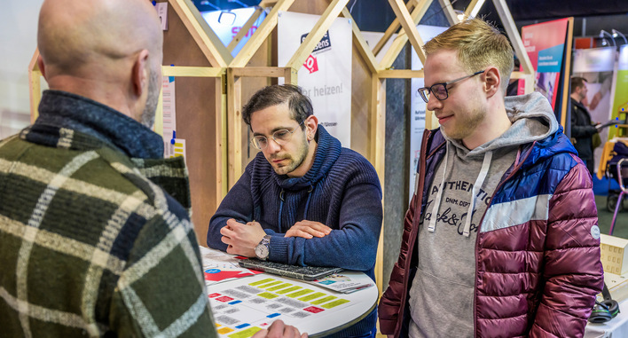 Wie laufen Beratungsgespräche in der Praxis ab? Studierende der Hochschule Bremen informieren sich auf  der Messe Bremer Altbautage.