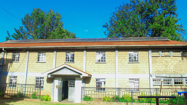 Die Solaranlage auf dem Dach des Internats in Nairobi liefert den Strom für den Betrieb der Warmwasserbereitung.