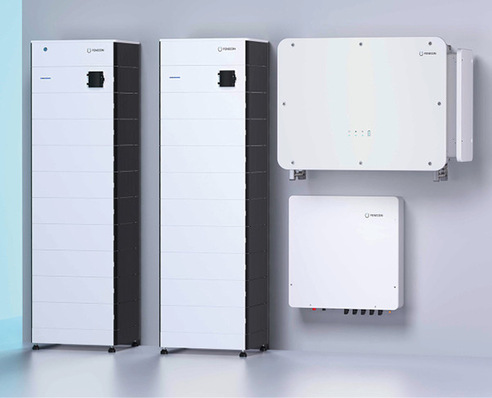 Das im Gewerbespeicher Commercial 100 integrierte Energiemanagementsystem steuert PV-Produktion, Batteriebeladung und Lastverteilung.