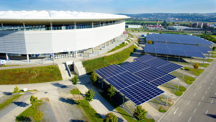 Stadion TSG Hoffenheim mit einer 2014 errichteten Photovoltaik-Großanlage mit Solaredge-Wechselrichtertechnik auf der Arena-Parktfläche. Mit neuer Wechselrichter-, Batterie- und Steuertechnik will Solaredge nun sowohl im Wohn-, als auch im Gewerbebereich die Sonnenstromnutzung flexiblisieren: „Und es braucht die Energiemanagement-Funktion, die steuert, vielleicht steuerbare Verbraucher einbindet, auch Elektroautos smart lädt.“