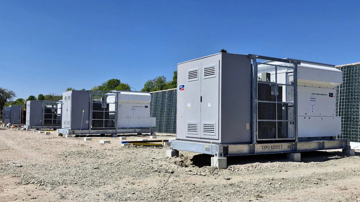 Im realen Betrieb soll dieser Speicher netzdienlich eingesetzt werden und Lastspitzen ausgleichen. Das hilft dem Stromnetz und der Energiewende.