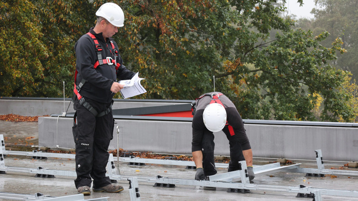 Große Solardächer für Gewerbekunden treiben den Zubau voran.