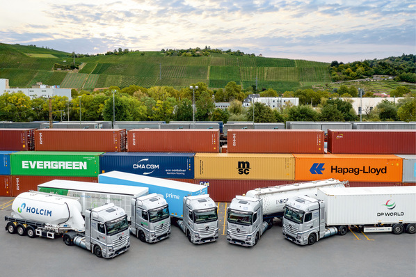 Fünf Daimler-GenH2-Wasserstoff-Trucks pendeln seit gut anderthalb Jahren in den Regionen zwischen den beiden derzeit zur Verfügung stehenden Flüssig-H2-Tankstellen in Duisburg und Wörth am Rhein.