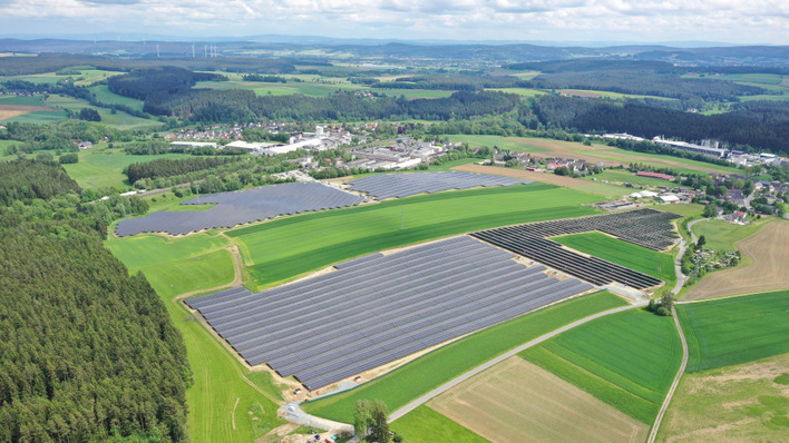 Solarparks werden immer häufiger mit Großspeichern geplant und errichtet.