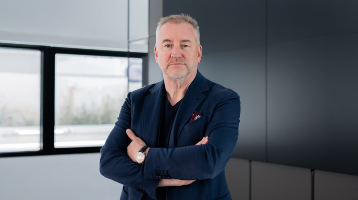 Achim Berge Olsen ist seit Oktober 2025 CEO (Geschäftsführer) der Offshore-Einheit von Deutsche Windtechnik. Davor war er mehrere Jahre lang bis September 2022 Chef der Offshore-Sparte des Windparkentwicklungsunternehmens WPD. Von September 2022 an bis März 2023 blieb er auch CEO bei Skyborn Renewables, nachdem WPD sein Offshore-Geschäft verkauft hatte und diese ehemalige Meereswindkrafteinheit unter der Regie der neuen Eigentümer in Skyborn Renewables umfirmiert war. Dann verabschiedete sich Berge Olsen aus dem unmittelbaren Chefmanagement der Offshore-Windpark-Entwicklungsfirma, blieb aber noch bis Januar 2024 als strategischer Berater für Skyborn Renewables tätig. Außerdem begann er inzwischen, auch als selbstständiger Branchenexperte mit seinem eigenen Beratungdsdienst Blinkskott Energy tätig zu sein.