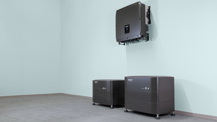 Ein System besteht aus zwei bis sechs Batteriemodulen.