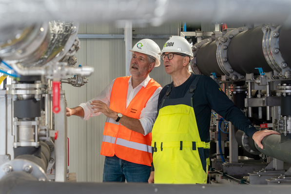 Prof. Dr. Hartmut Krause (Geschäftsführer Ressort Wissenschaft & Bildung DBI – Gastechnologisches Institut gGmbH Freiberg und Sprecher des Energieparks Bad Lauchstädt) und Udo Lubenau (Fachgebietsleiter Gaschemie/Gasaufbereitung DBI – Gastechnologisches Institut gGmbH Freiberg) in der Gasaufbereitungsanlage.